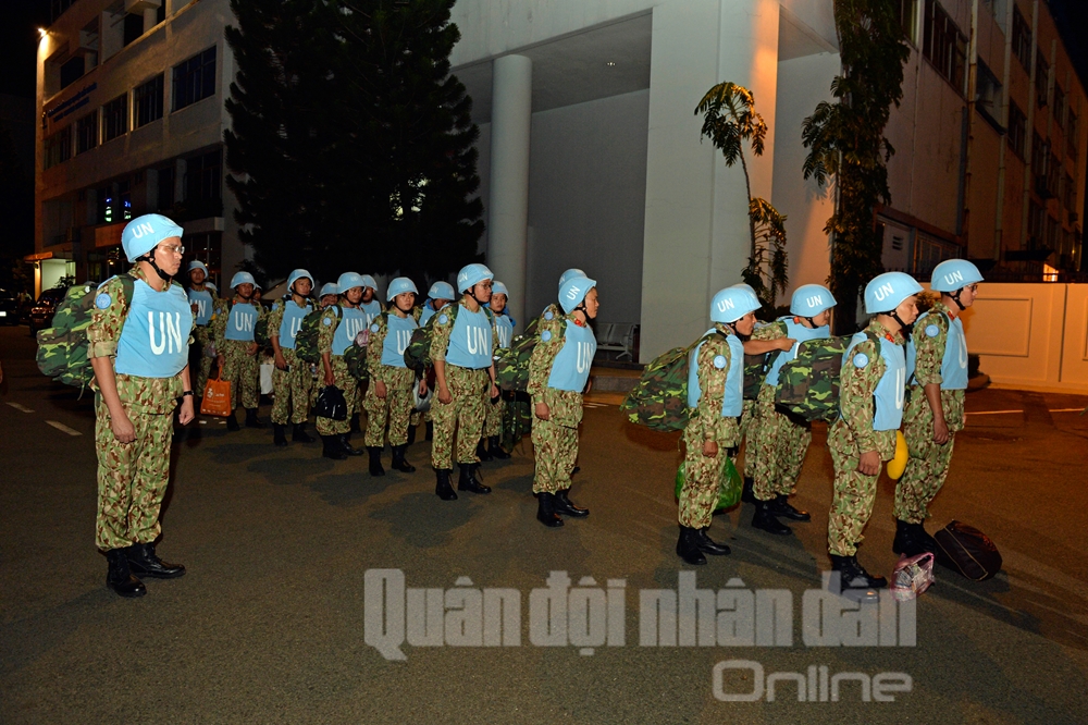 Tập trung đội ngũ, chuẩn bị làm thủ tục xuất cảnh.